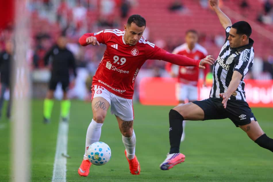 Jogador do Inter recebe a marcação de atleta do Santos, no Beira-Rio (Foto: Internacional/Divulgação)