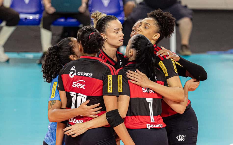 Jogadoras do Sesc Flamengo comemoram ponto contra o Dentil Praia Clube