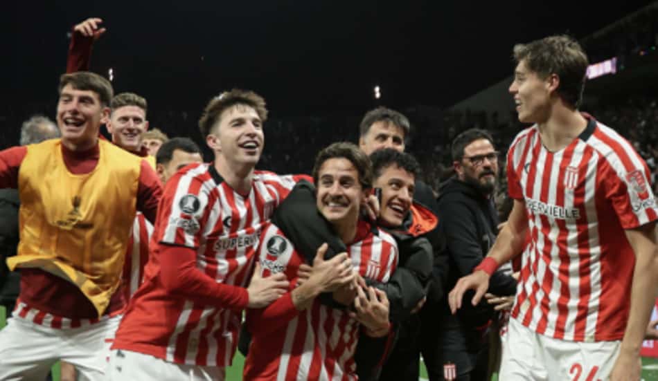 Jogadores do Estudiantes comemoram classificação