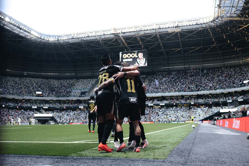 Jogadores celebram gol contra o Flu (Foto: Pedro Souza / Atlético)
