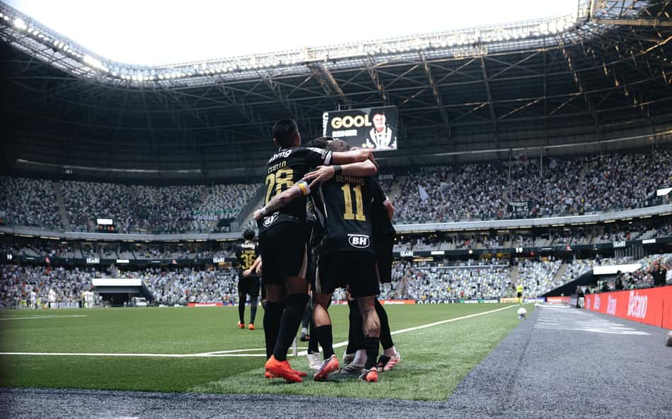 Jogadores celebram gol contra o Flu (Foto: Pedro Souza / Atlético)