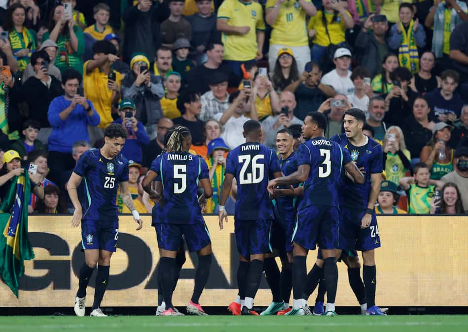 Jogadores comemoram gol em Brasil x Austrália
