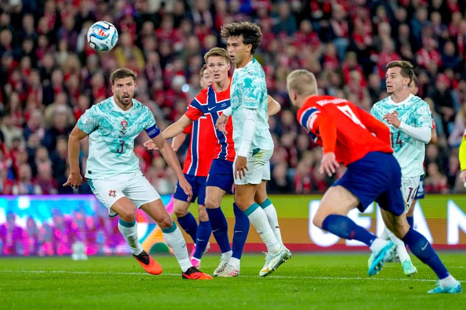 Rúben Dias e Martin Odegaard disputam bola em Noruega x Portugal pela Liga das Nações. (Foto: Cornelius Poppe/NTB/AFP)