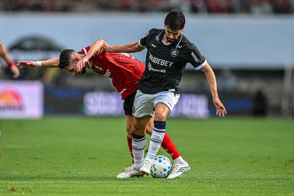 Jogadores de Flamengo e Remo disputam a bola no Mangueirão