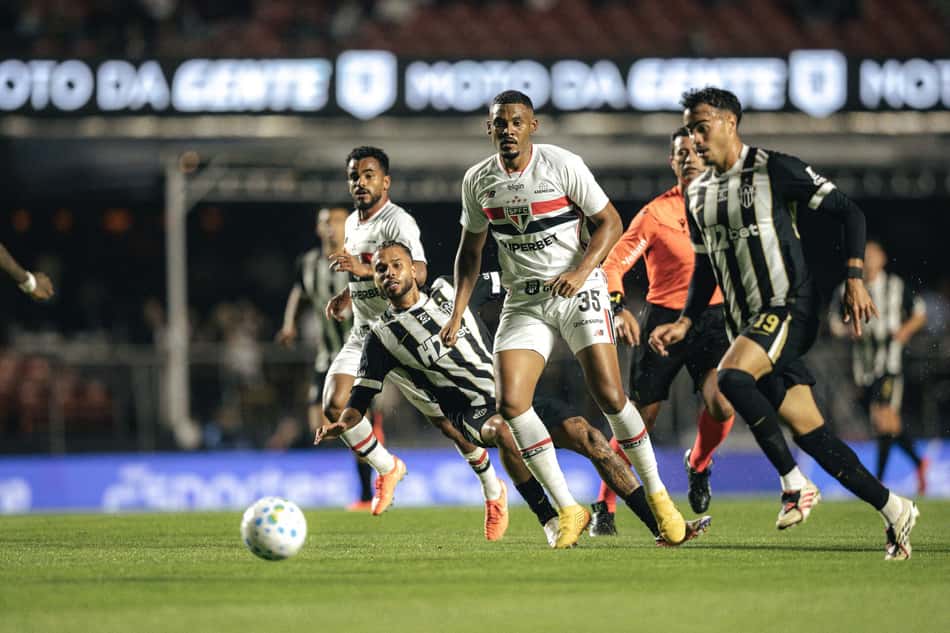 Jogadores de Galo e São Paulo (Foto: Pedro Souza / Atlético)