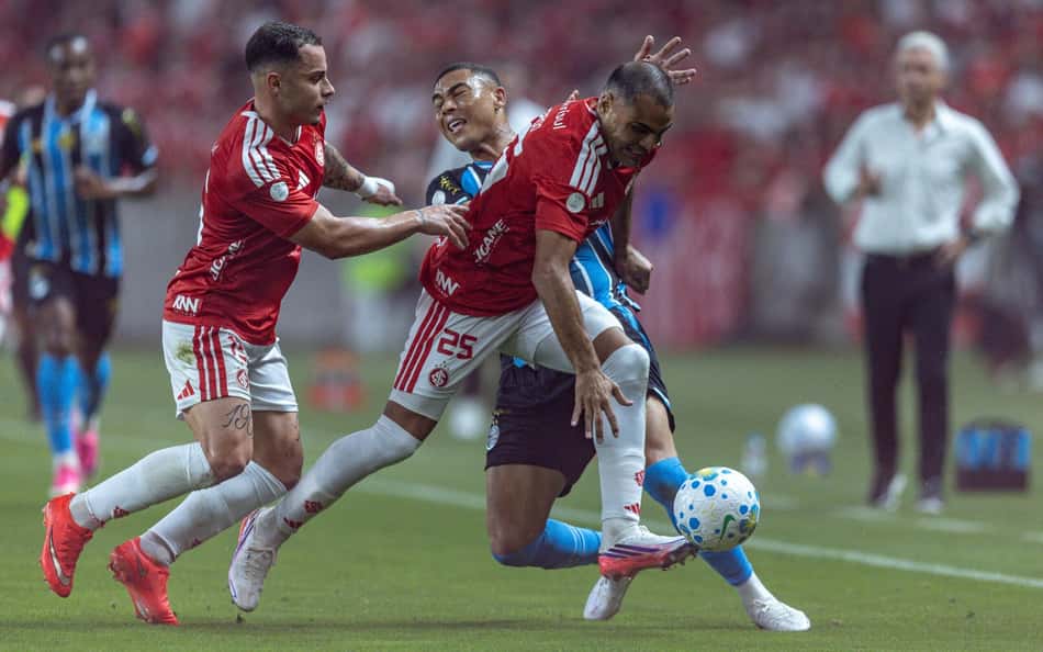 Jogadores de Grêmio e Internacional disputam a bola no jogo de ida da Copa do Brasil