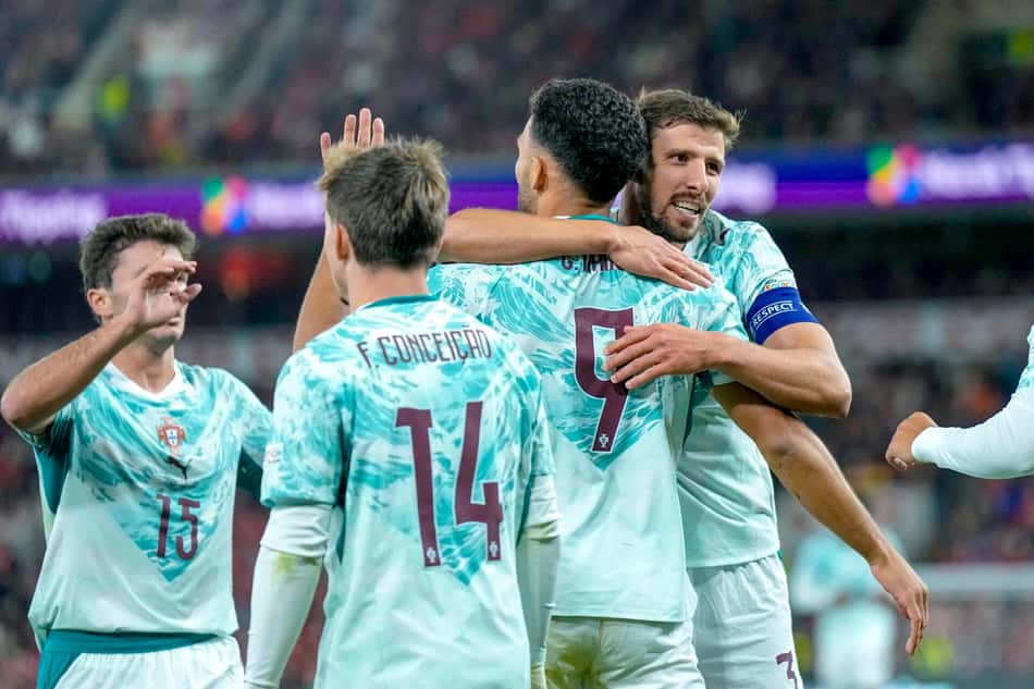Gonçalo Ramos comemora gol de Portugal com companheiros contra a Noruega pela Liga das Nações. (Foto: Cornelius Poppe/NTB/AFP)