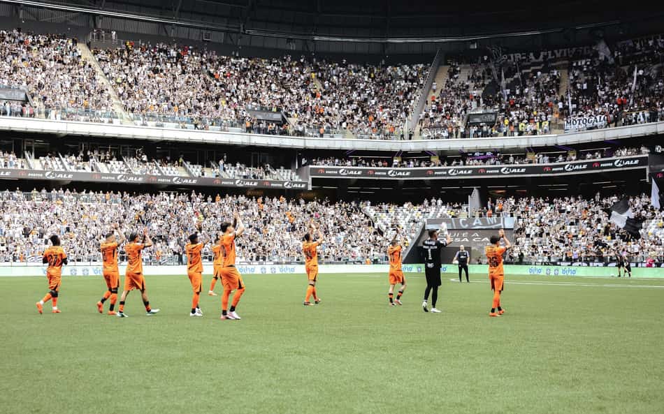 Jogadores do Atlético aplaudindo a torcida (Foto: Pedro Souza / Atlético)