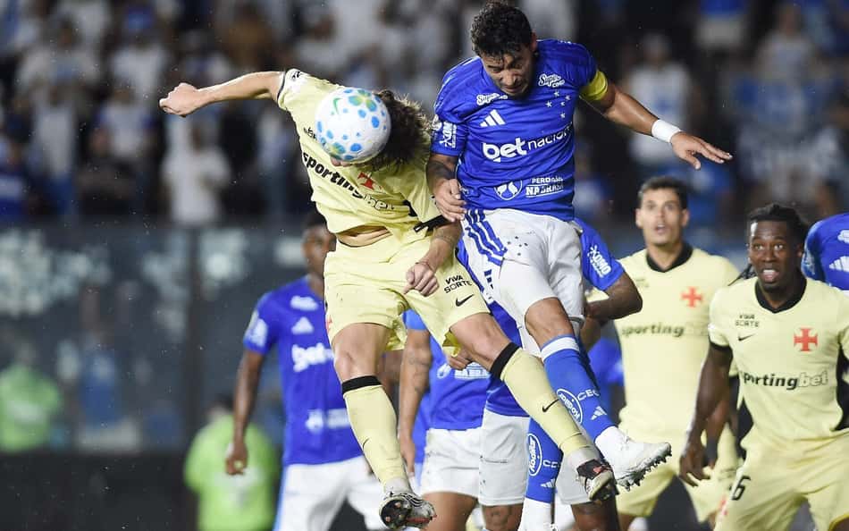 Jogadores do Cruzeiro disputam bola aérea
