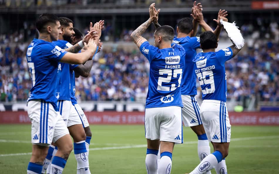 Jogadores do Cruzeiro saúdam a torcida