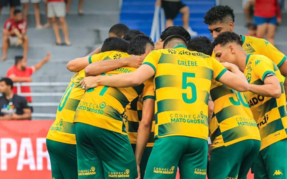 Jogadores do Cuiabá se reúnem em derrota para o CRB pela Série B