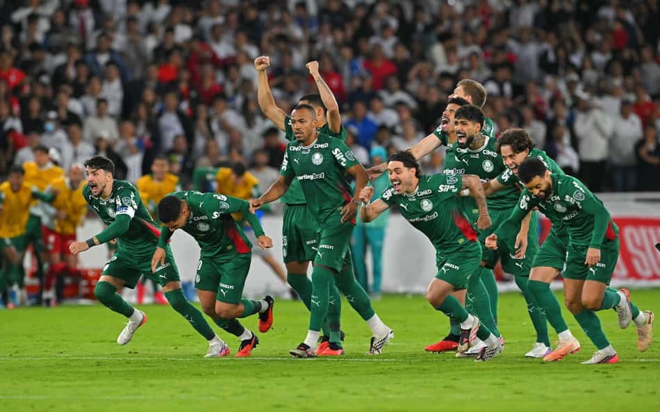 Jogadores do Palmeiras indo comemorar a classificação nos pênaltis na Libertadores