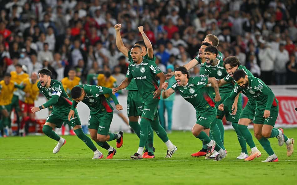 Jogadores do Palmeiras indo comemorar a classificação nos pênaltis na Libertadores
