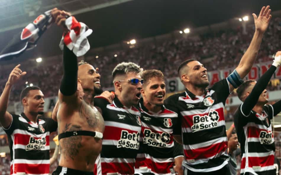 Jogadores do Santa Cruz comemoram na Série C