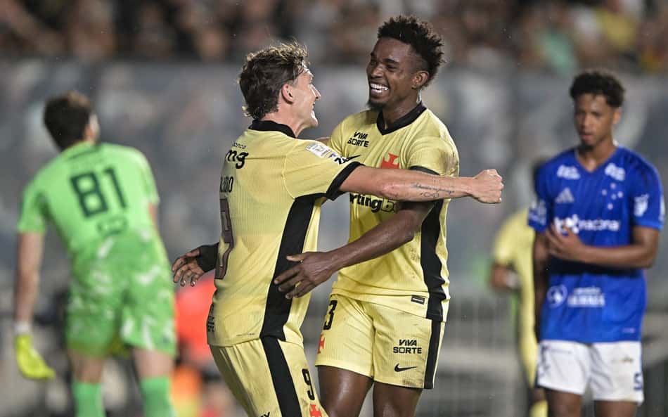 Jogadores do Vasco comemoram gol