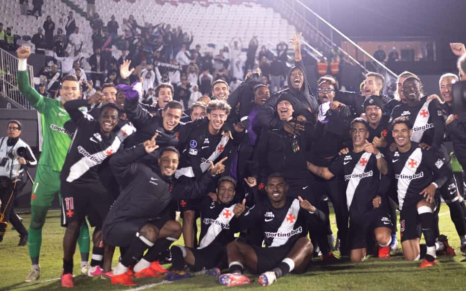 Jogadores do Vasco e comissão celebram classificação para as quartas de final da Copa Sul-Americana