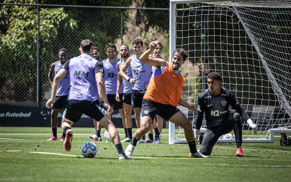 Jogadores em treino no Atlético (Foto: Pedro Souza / Atlético)