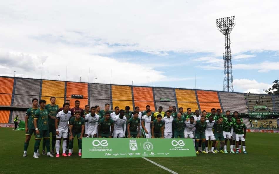 Jogadores do Atlético Nacional e Chapecoense durante jogo da amizade eterna