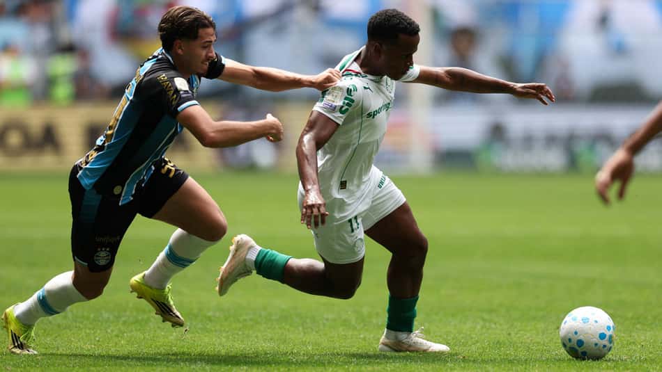 John Arias, do Palmeiras, é puxado pela camisa por jogador do Grêmio