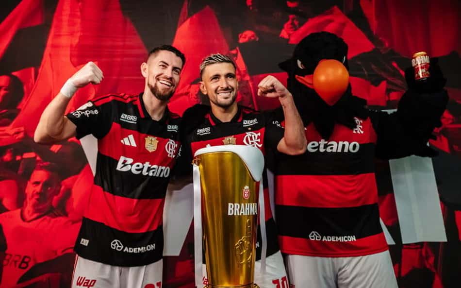 Jorginho, Arrascaeta e mascote do Flamengo em divulgação de ação de marca de cerveja