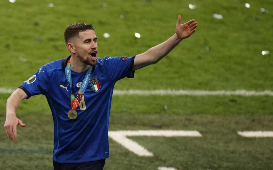 Jorginho com a medalha de campeão da Eurocopa