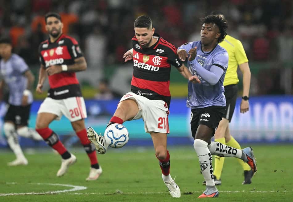 Jorginho disputa a posse de bola com Reasco no duelo entre Flamengo e Del Valle