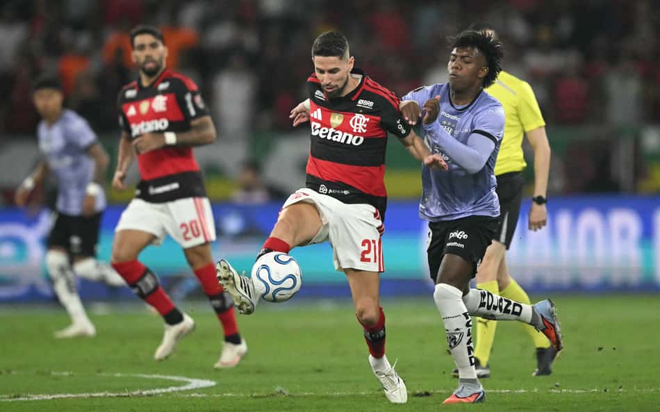Jorginho disputa a posse de bola com Reasco no duelo entre Flamengo e Del Valle