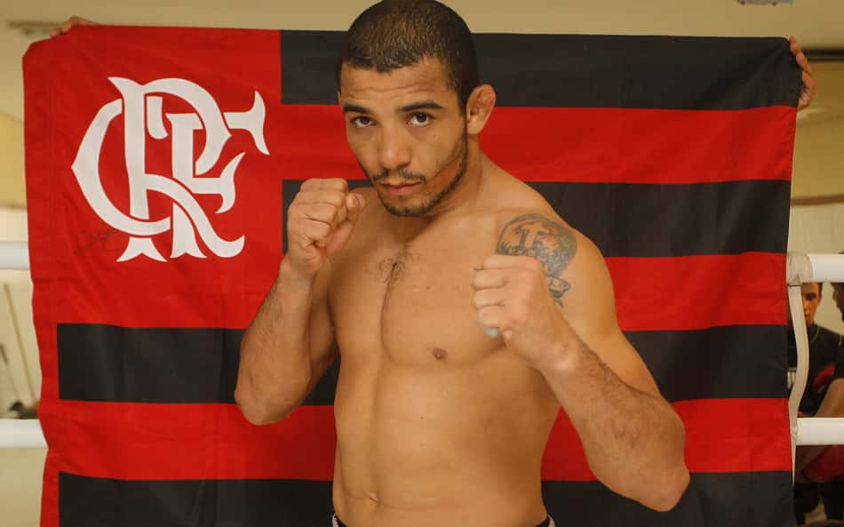 José Aldo, do UFC, posa na frente da bandeira do Flamengo