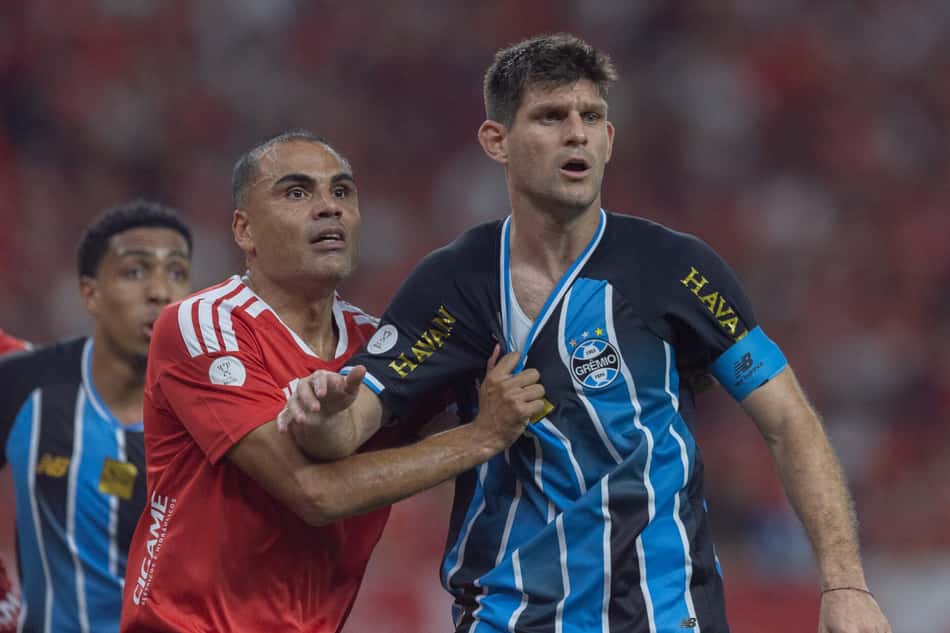 Mercado jogador do Internacional disputa lance com Kannemann jogador do Gremio durante partida no estadio Beira-Rio pelo campeonato Copa Do Brasil