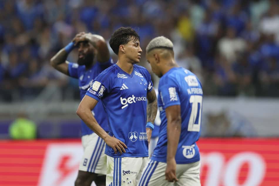 Kaio Jorge e Matheus Pereira se desentendem durante Cruzeiro x Athletico-PR (Foto: Gilson Lobo/AGIF/Folhapress)