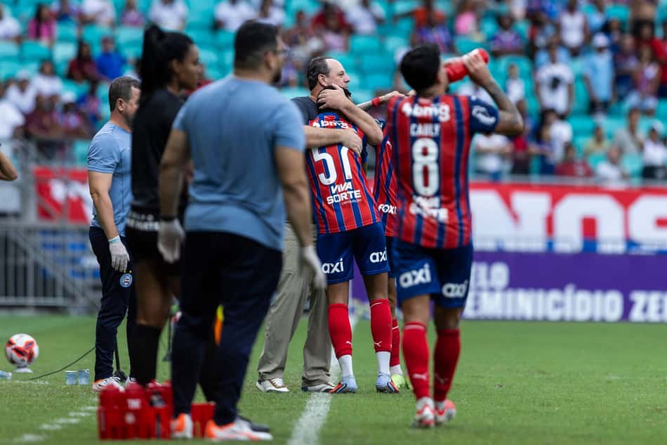 Rogério Ceni abraça Kauê Furquim após o primeiro gol do jogador pelo Bahia