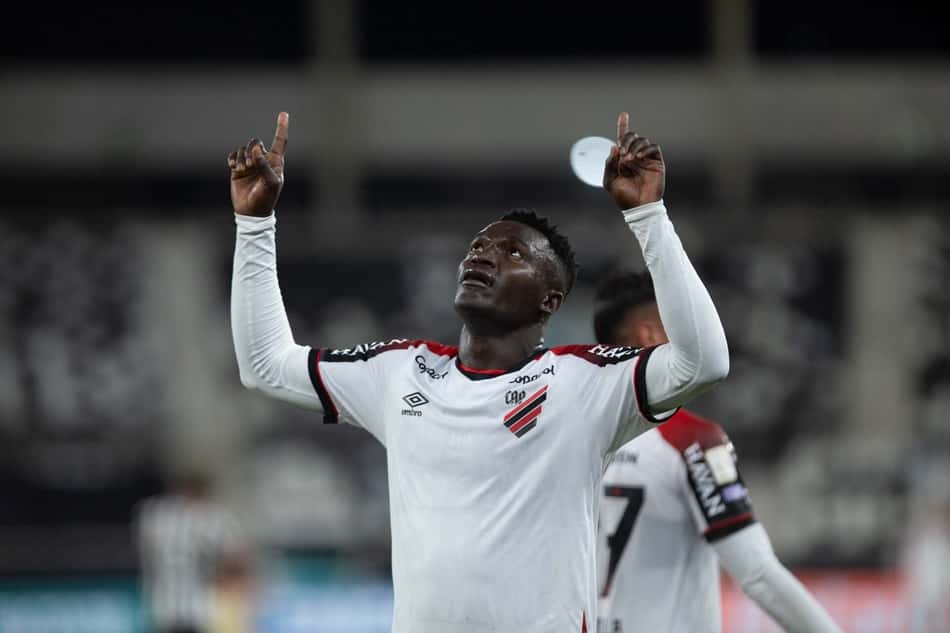 Kevin Viveros, artilheiro do Brasileirão, comemora um de seus gols pelo Athletico-PR