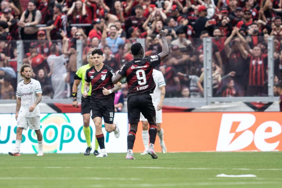 Kevin Viveros celebra gol contra o Fluminense em frente à torcida do Athletico-PR