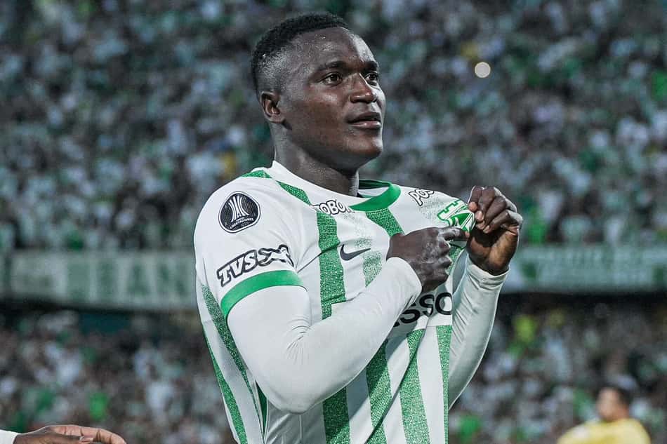 Kevin Viveros, então jogador do Atlético Nacional, comemora gol contra o Bahia na Libertadores de 2025