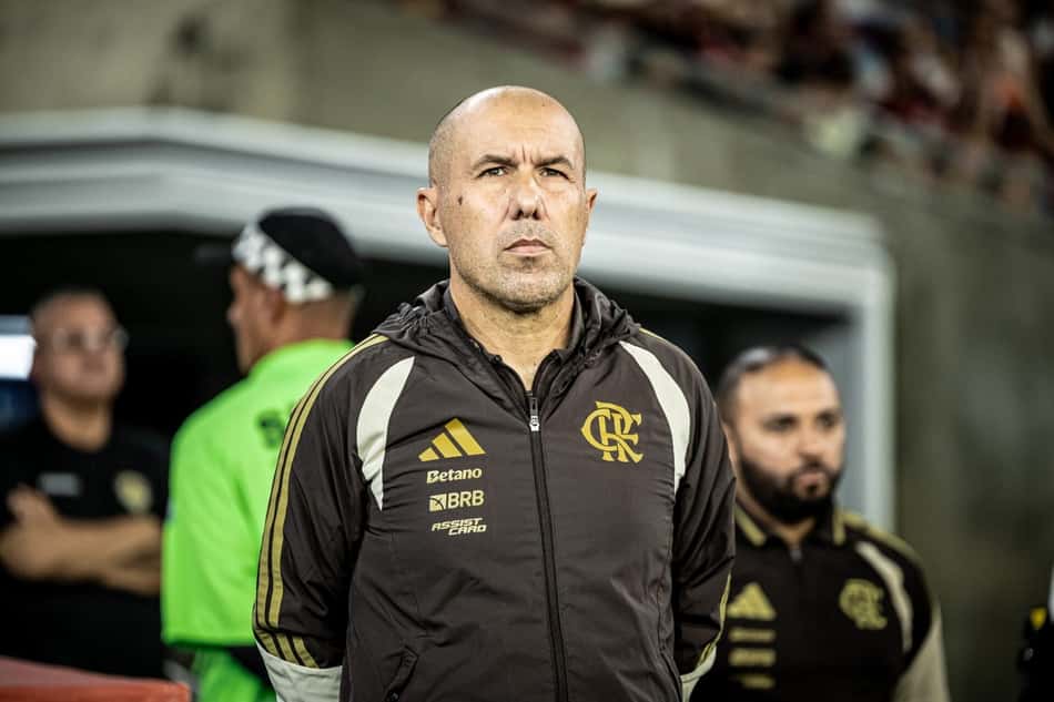 Leonardo Jardim com agasalho do Flamengo no banco de reservas