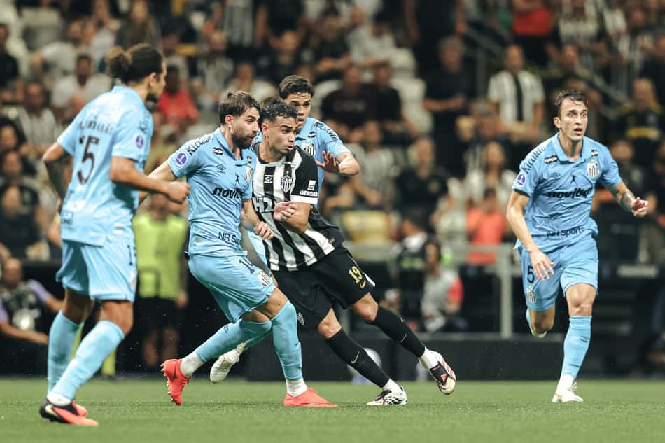 Reinier e Luan Peres em Santos x Atlético-MG