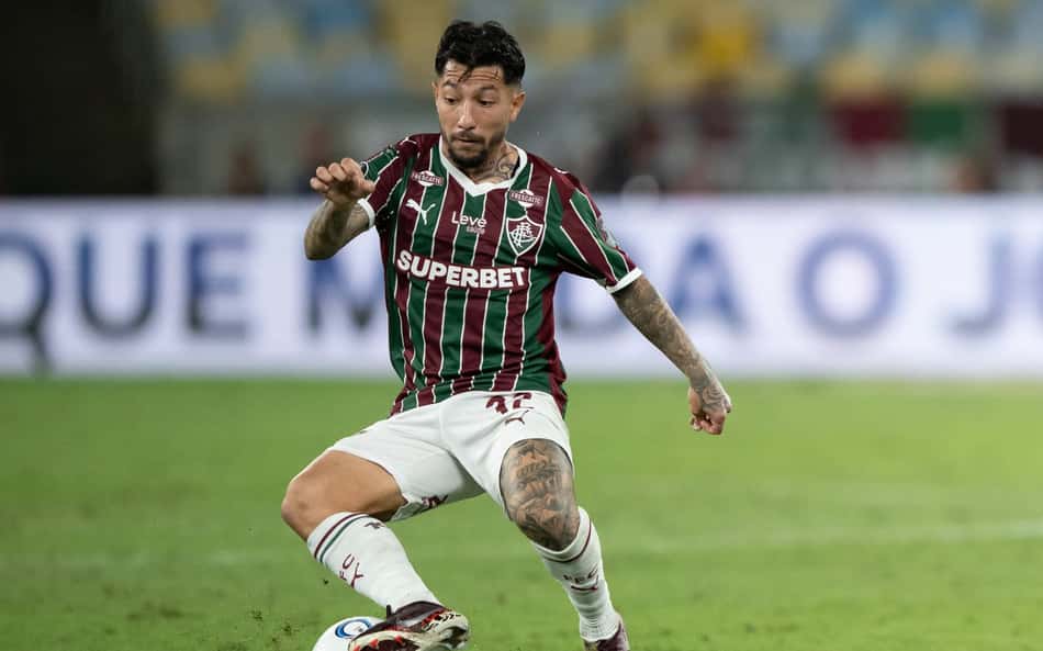 Lucho Acosta conduzindo a bola com a camisa o Fluminense
