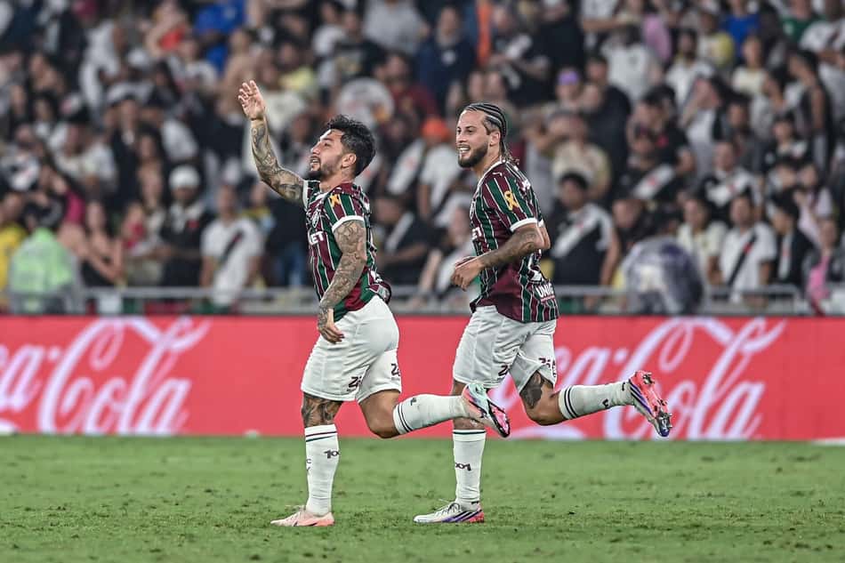 Lucho Acosta comemorando gol ao lado de Guga