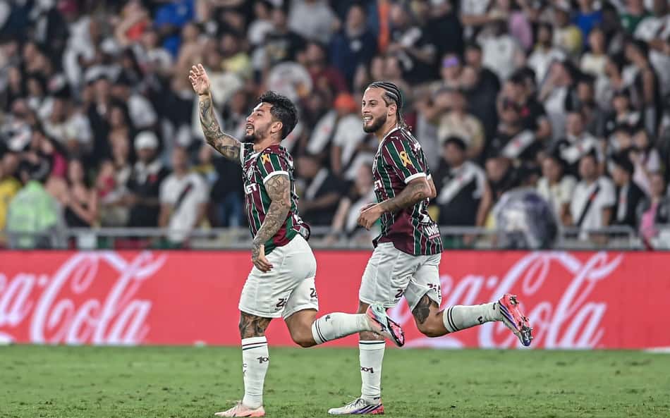 Lucho Acosta comemorando gol ao lado de Guga