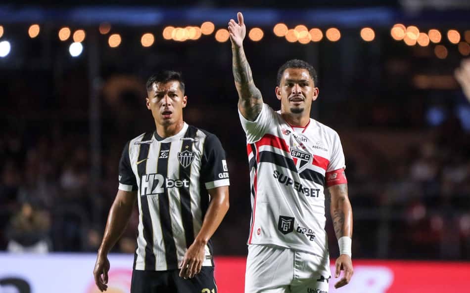 Luciano com a mão para o alto durante São Paulo x Atlético-MG
