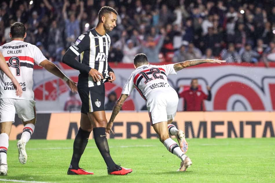 Luciano comemorando gol contra o Atlético-MG