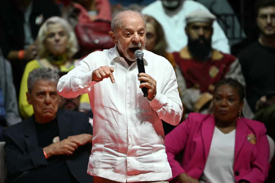 Lula em evento com microfone na mão