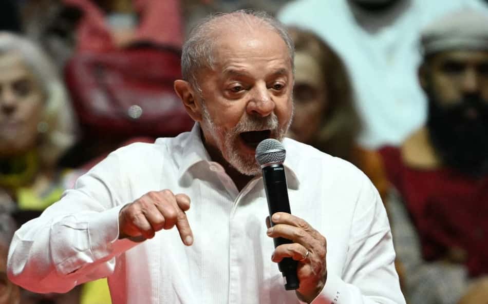 Lula em evento com microfone na mão