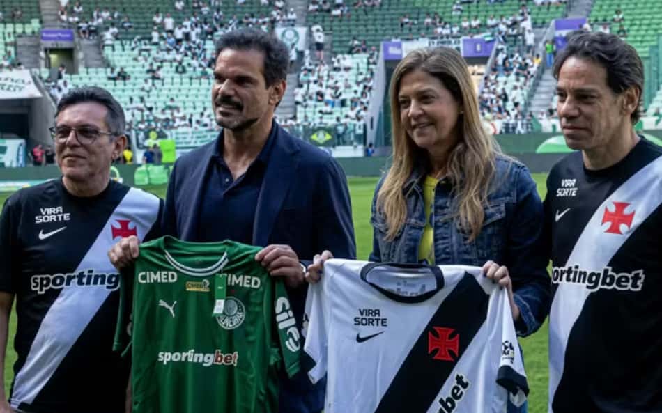 Da direita para a esquerda: Mário Junqueira, da Almirante S.A, Admar Lopes, Leila Pereira e Marcos Lamacchia posam para foto com Leila Pereira no estádio do Palmeiras