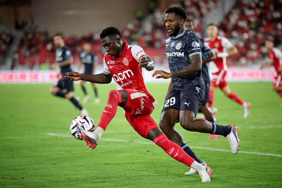 O meio-campista senegalês do Monaco, nº 08 Lamine Camara (E), e o atacante camaronês do Olympique de Marseille, nº 29, disputam a bola durante a partida do Campeonato Francês (L1) entre AS Monaco e Olympique de Marseille (OM), no Estádio Louis II, no Principado de Mônaco