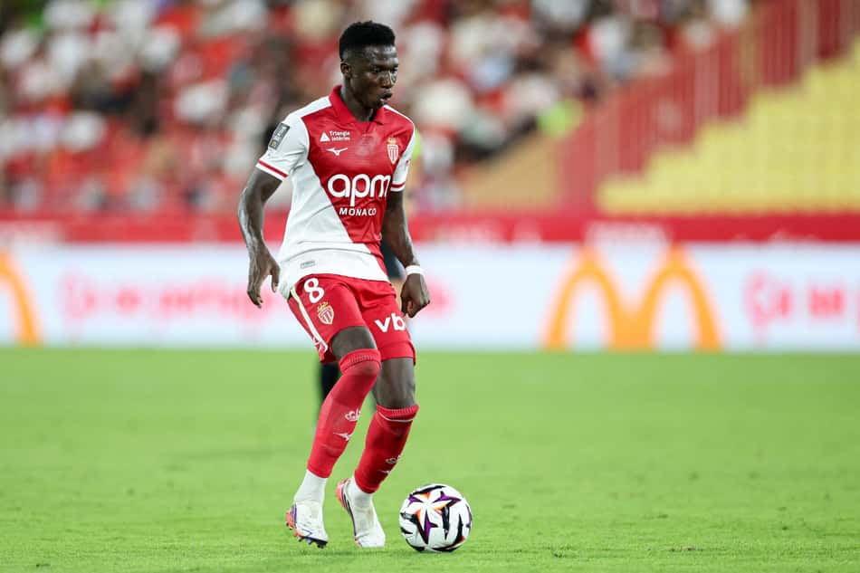 O meio-campista senegalês do Monaco, nº 08 Lamine Camara (E), e o atacante camaronês do Olympique de Marseille, nº 29, disputam a bola durante a partida do Campeonato Francês (L1) entre AS Monaco e Olympique de Marseille (OM), no Estádio Louis II, no Principado de Mônaco