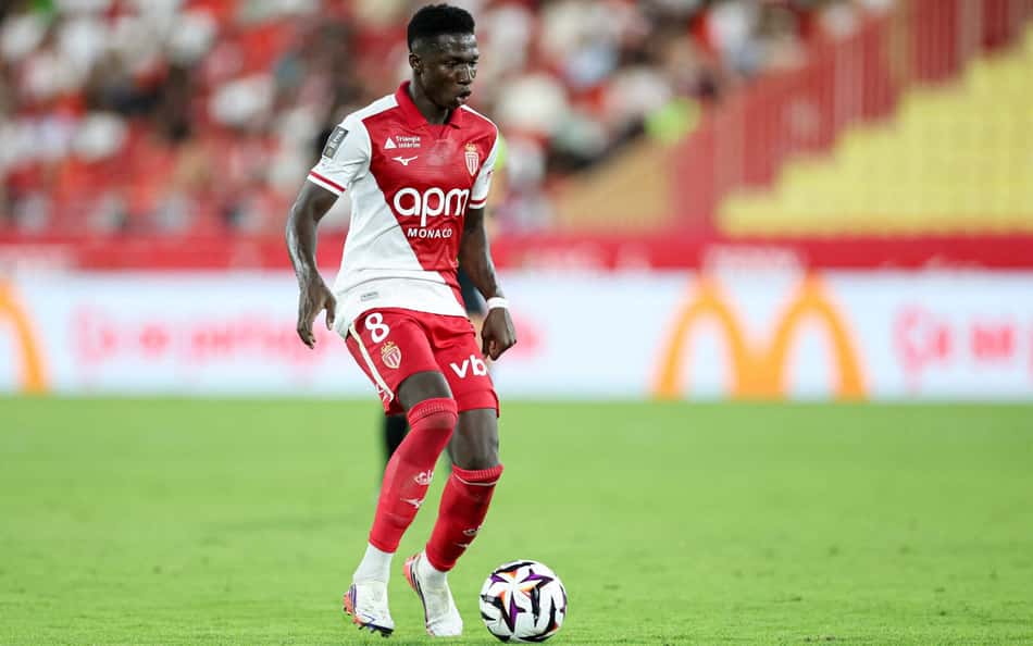 O meio-campista senegalês do Monaco, nº 08 Lamine Camara (E), e o atacante camaronês do Olympique de Marseille, nº 29, disputam a bola durante a partida do Campeonato Francês (L1) entre AS Monaco e Olympique de Marseille (OM), no Estádio Louis II, no Principado de Mônaco