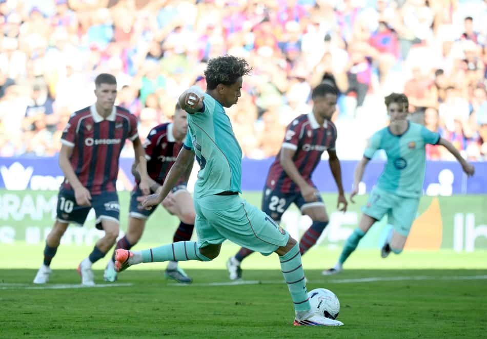 Lamine Yamal cobrando pênalti no duelo entre Barcelona e Levante (Foto: Jose Jorda / AFP)