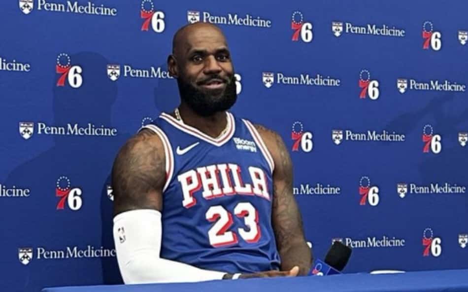 LeBron James em apresentação pelo 76ers (Foto: Reprodução)