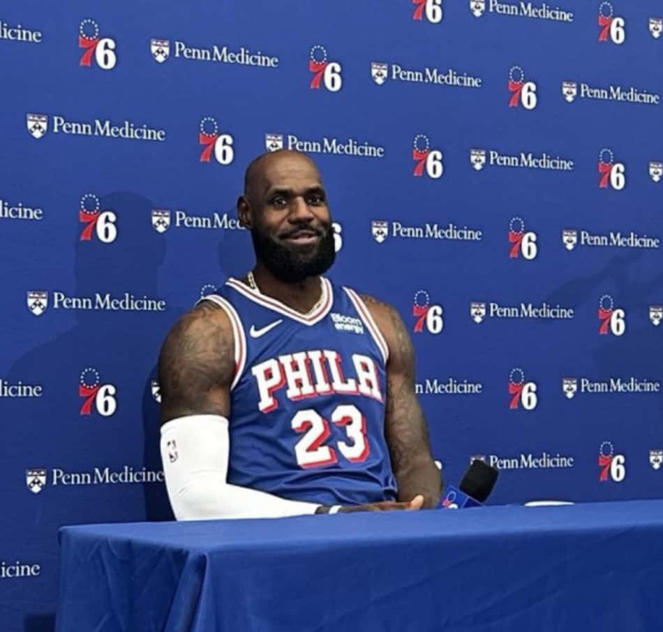 LeBron James em apresentação pelo 76ers (Foto: Reprodução)